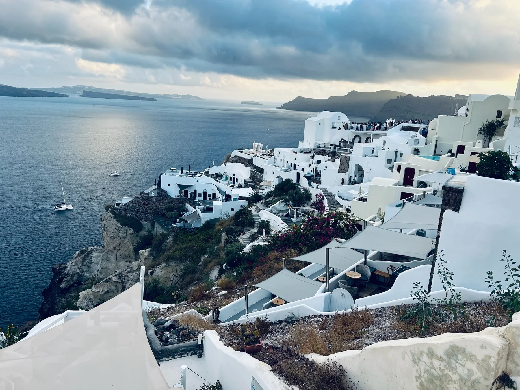 Oia sobre la caldera al atardecer