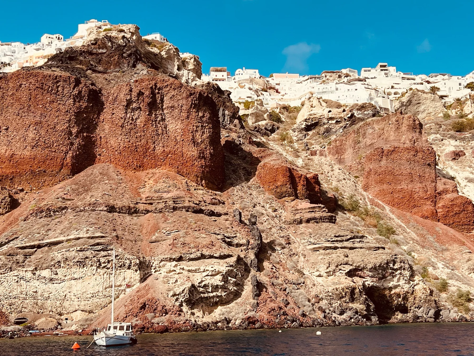 Acantilados de Santorini vistos desde el mar