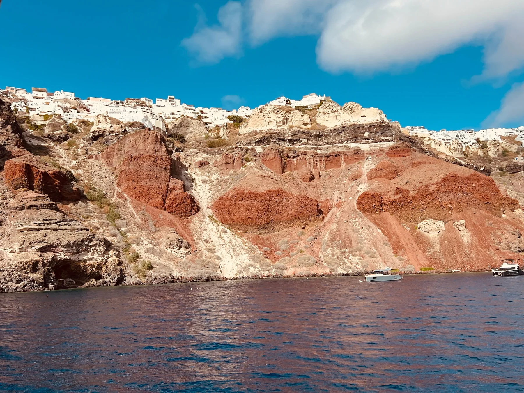Casas blancas de Santorini vistas desde el mar