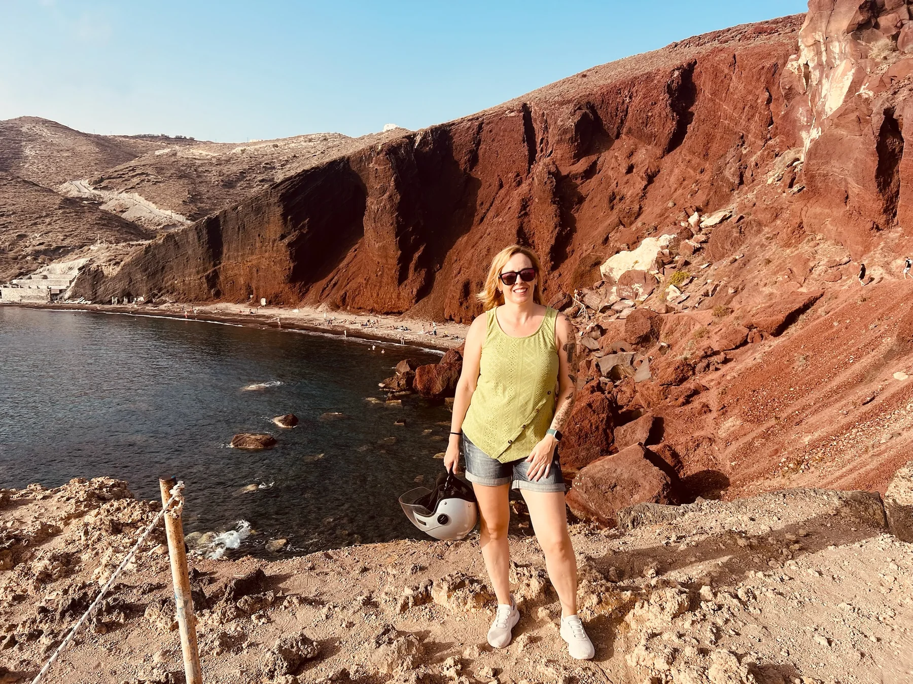Alaitz frente a los acantilados de Red Beach