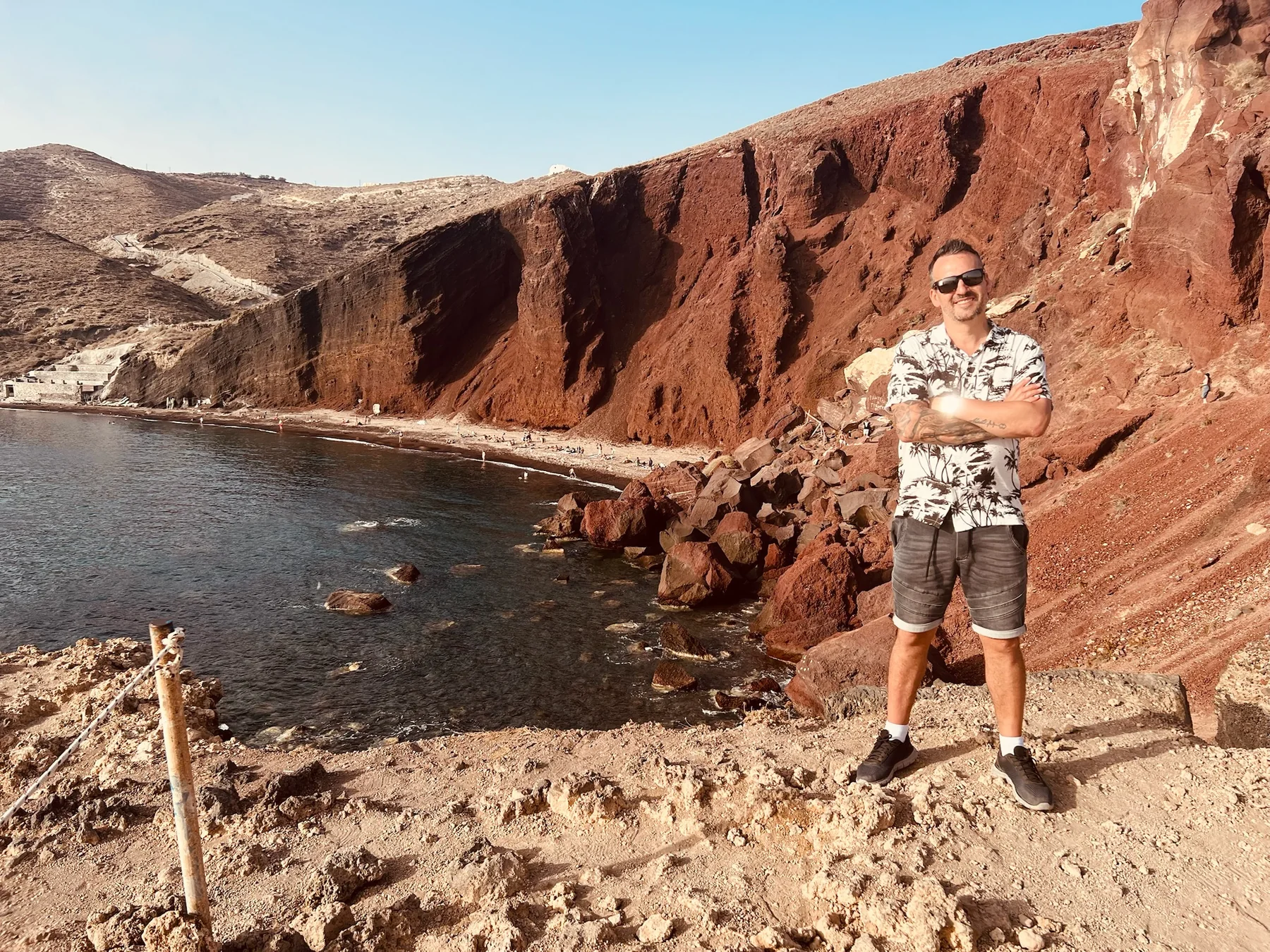 Txema frente a los acantilados de Red Beach