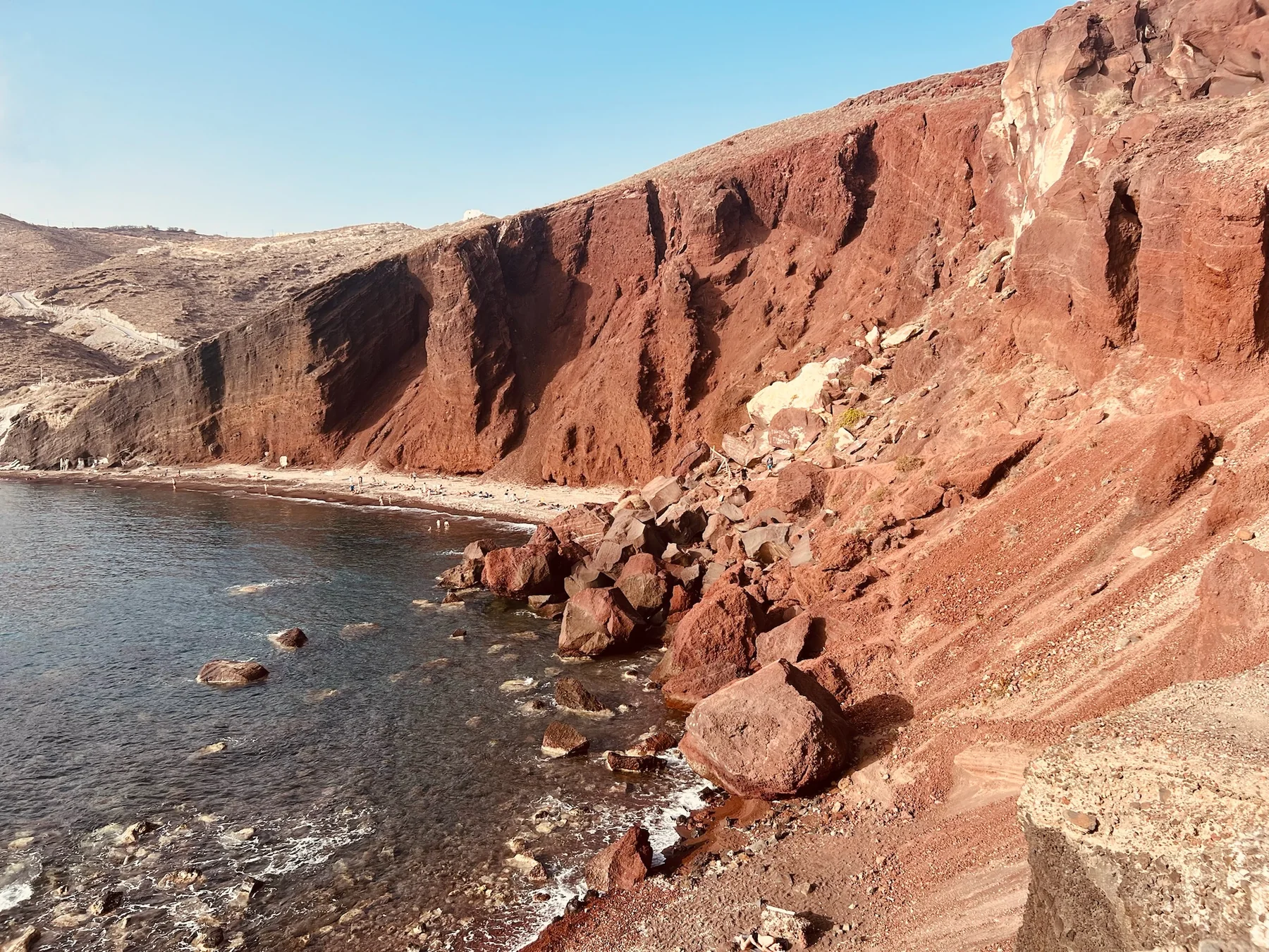 Acantilados rojizos de Red Beach en Santorini
