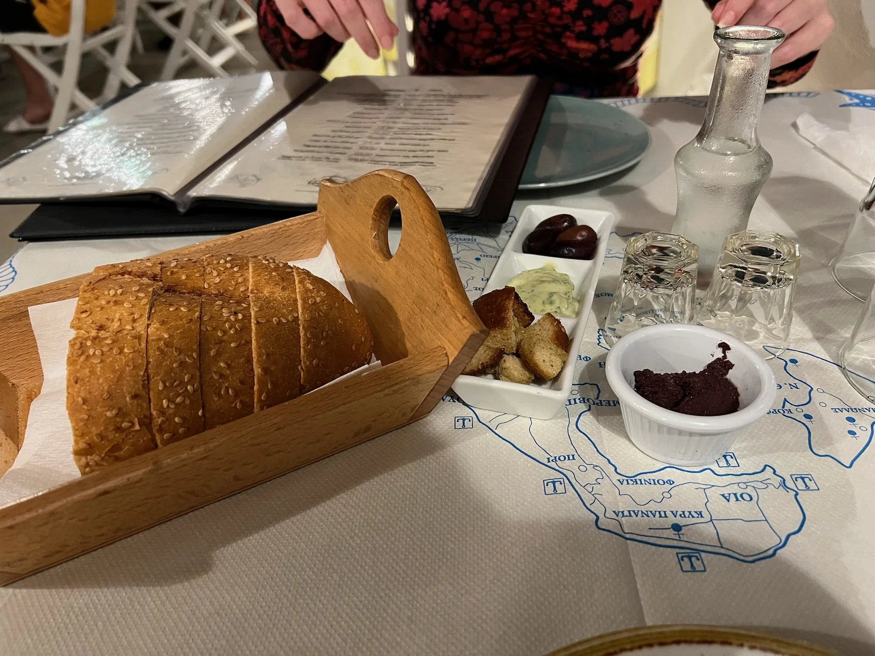Pan y aperitivos de la cena en Taverna Romantica