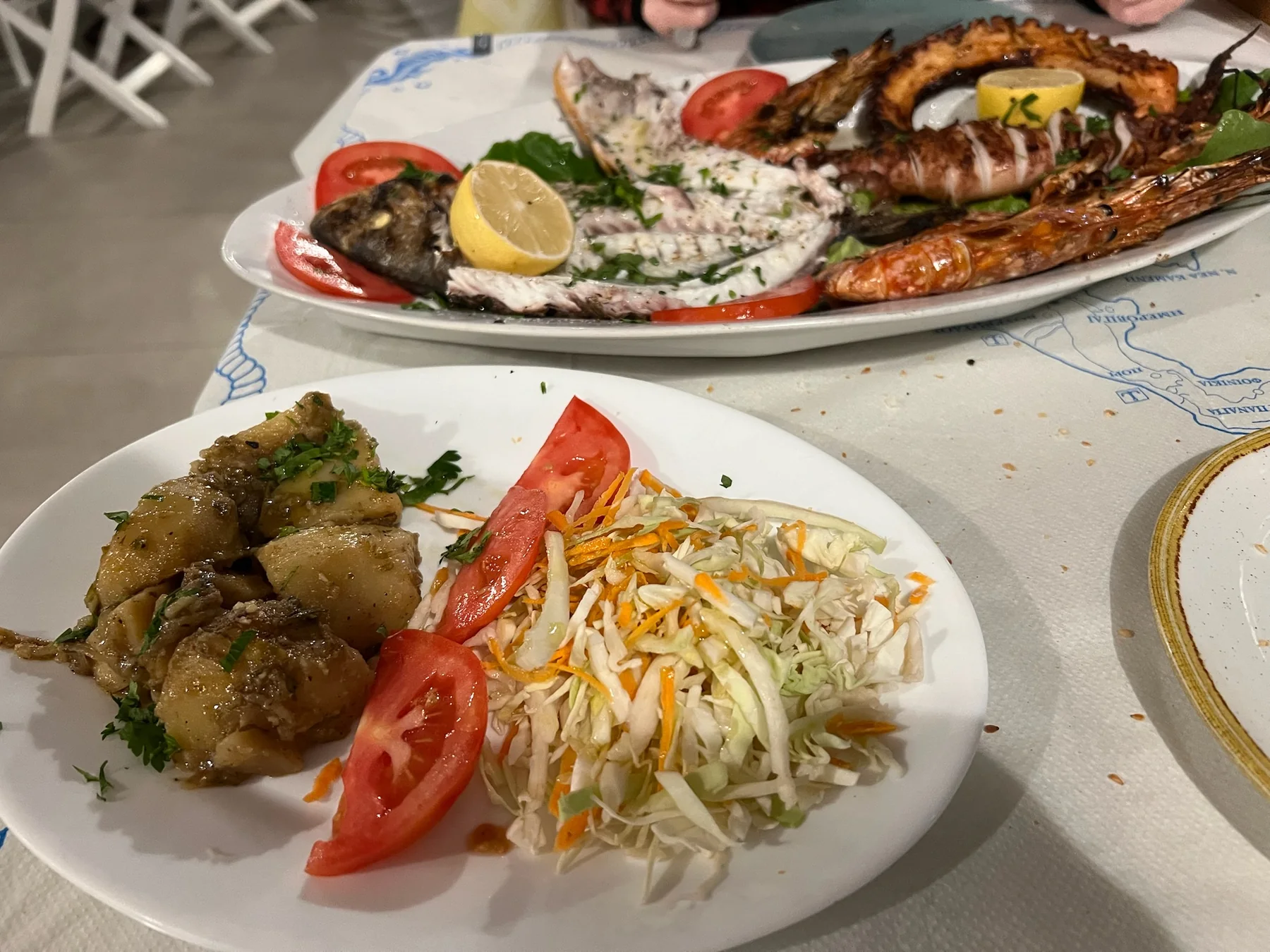 Plato de pescado y guarniciones en Taverna Romantica