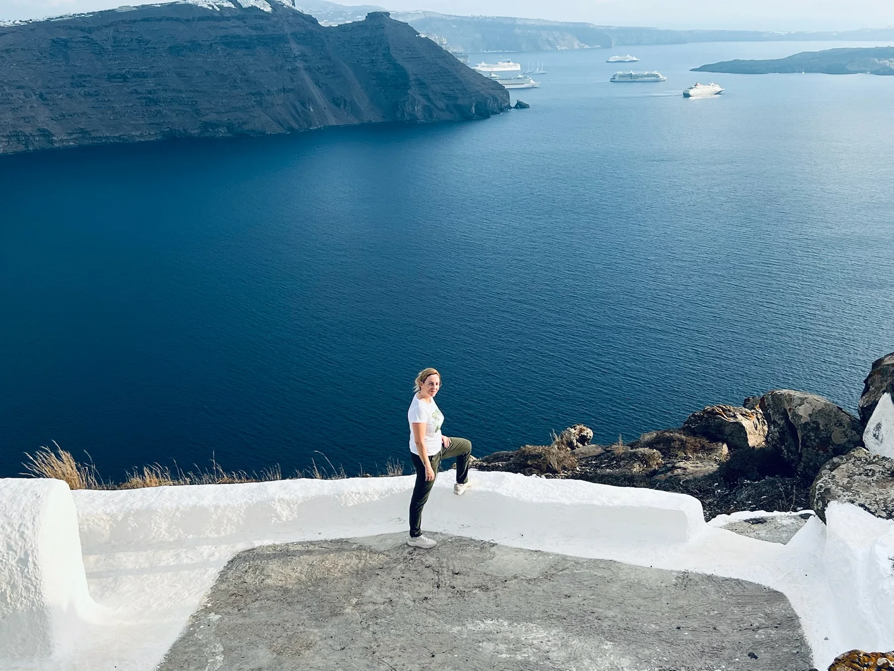 Alaitz durante el sendero de Imerovigli a Oia