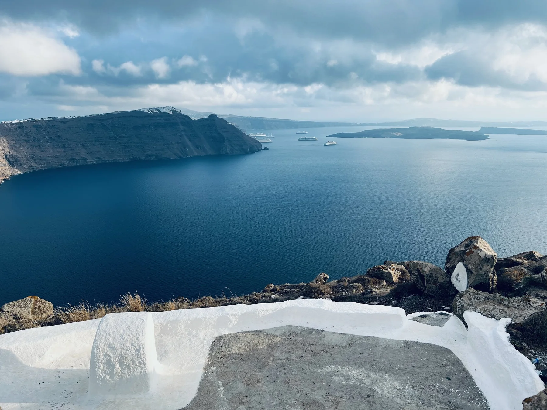 Vista de la caldera desde el sendero de Imerovigli a Oia