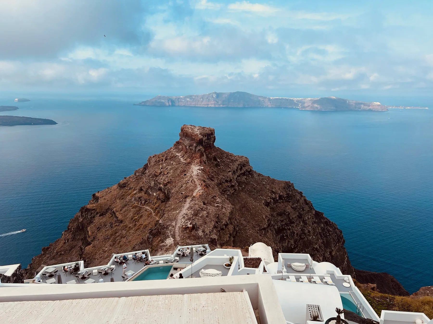 Roca Skaros y la caldera de Santorini