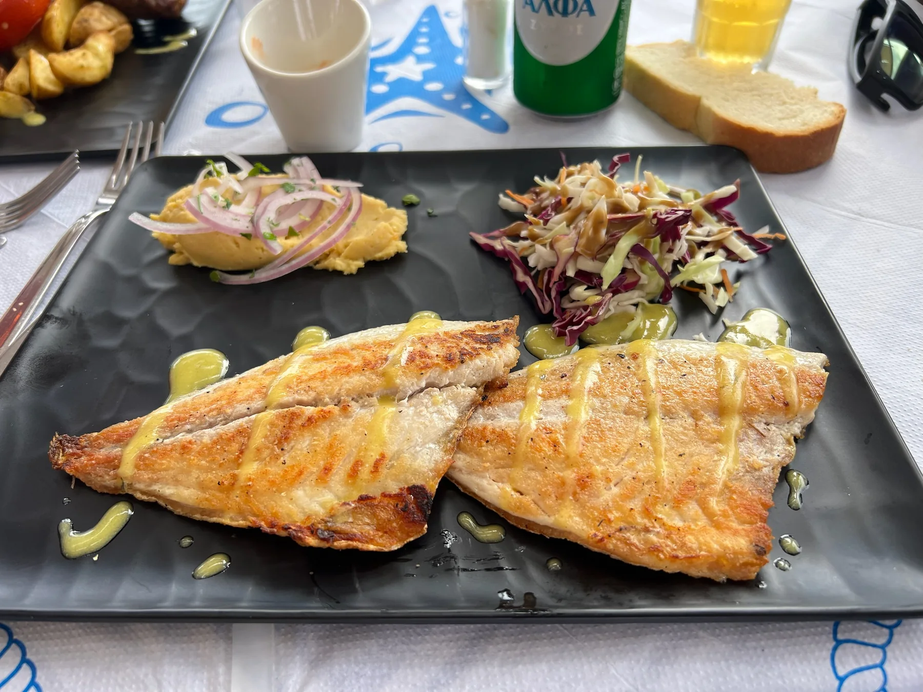 Pescado servido durante nuestra comida en Thirasia