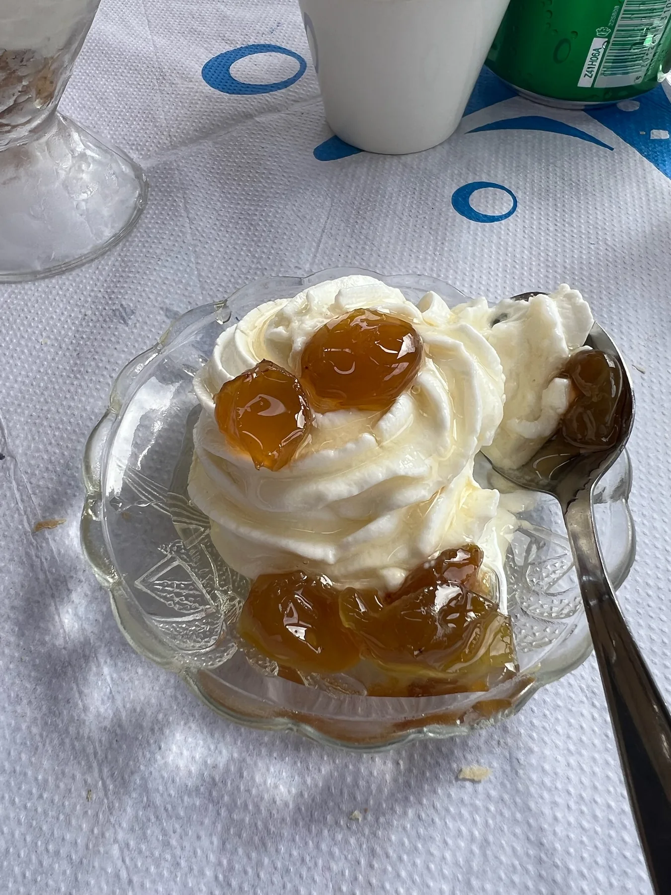Postre de yogur con fruta durante la comida en Thirasia
