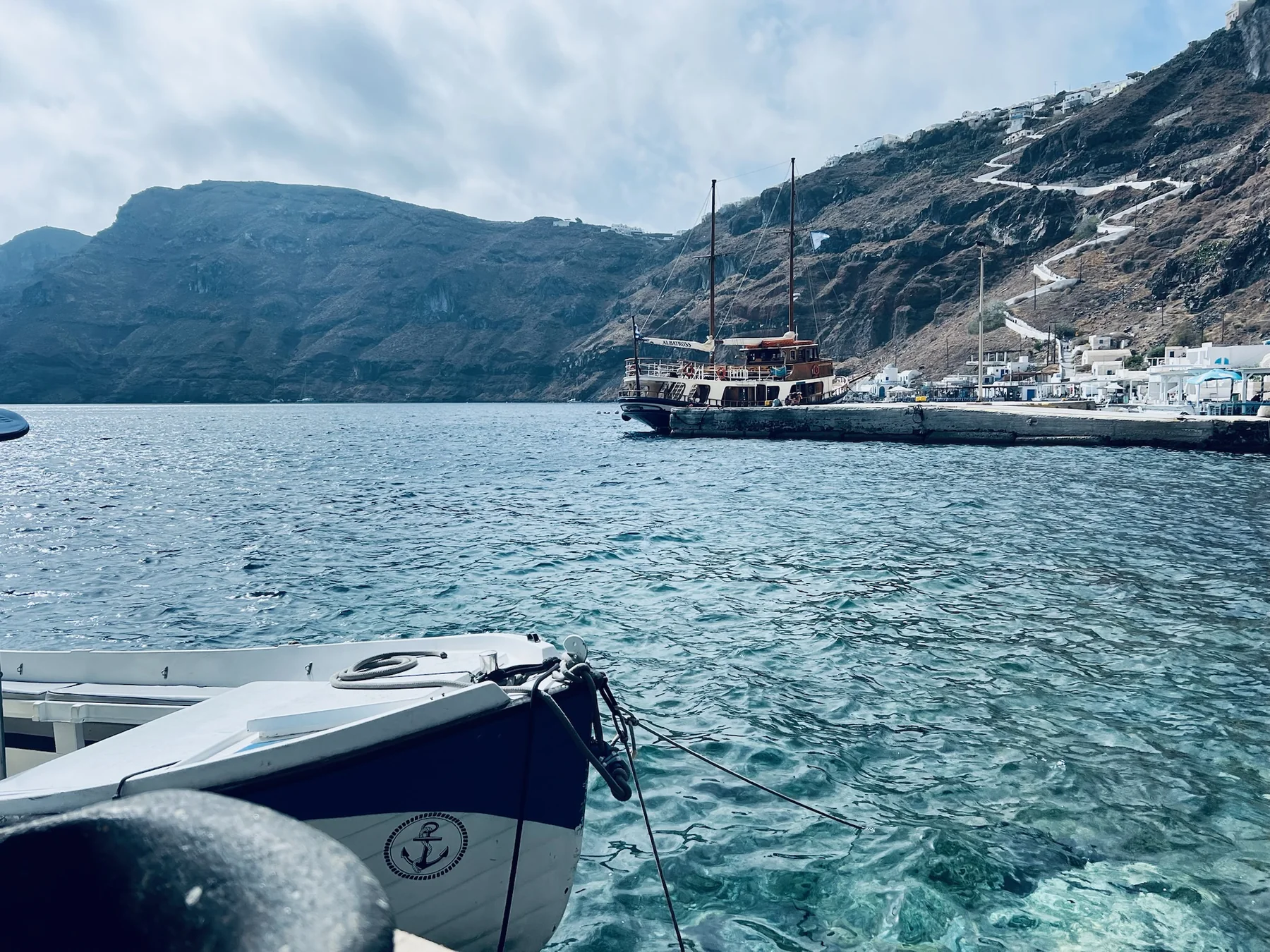 Barcos en el pequeño puerto de Thirasia
