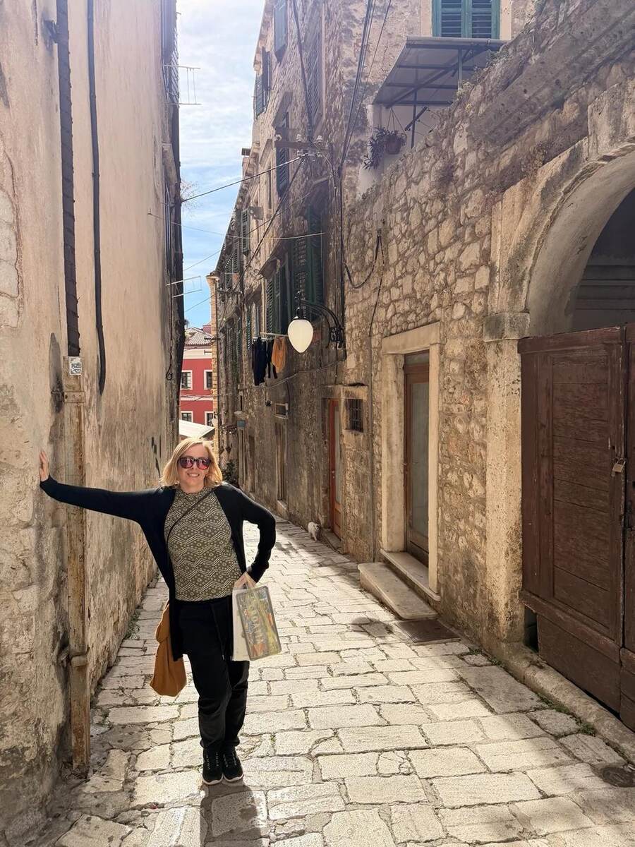 Alaitz caminando por una calle de piedra del casco antiguo de Šibenik