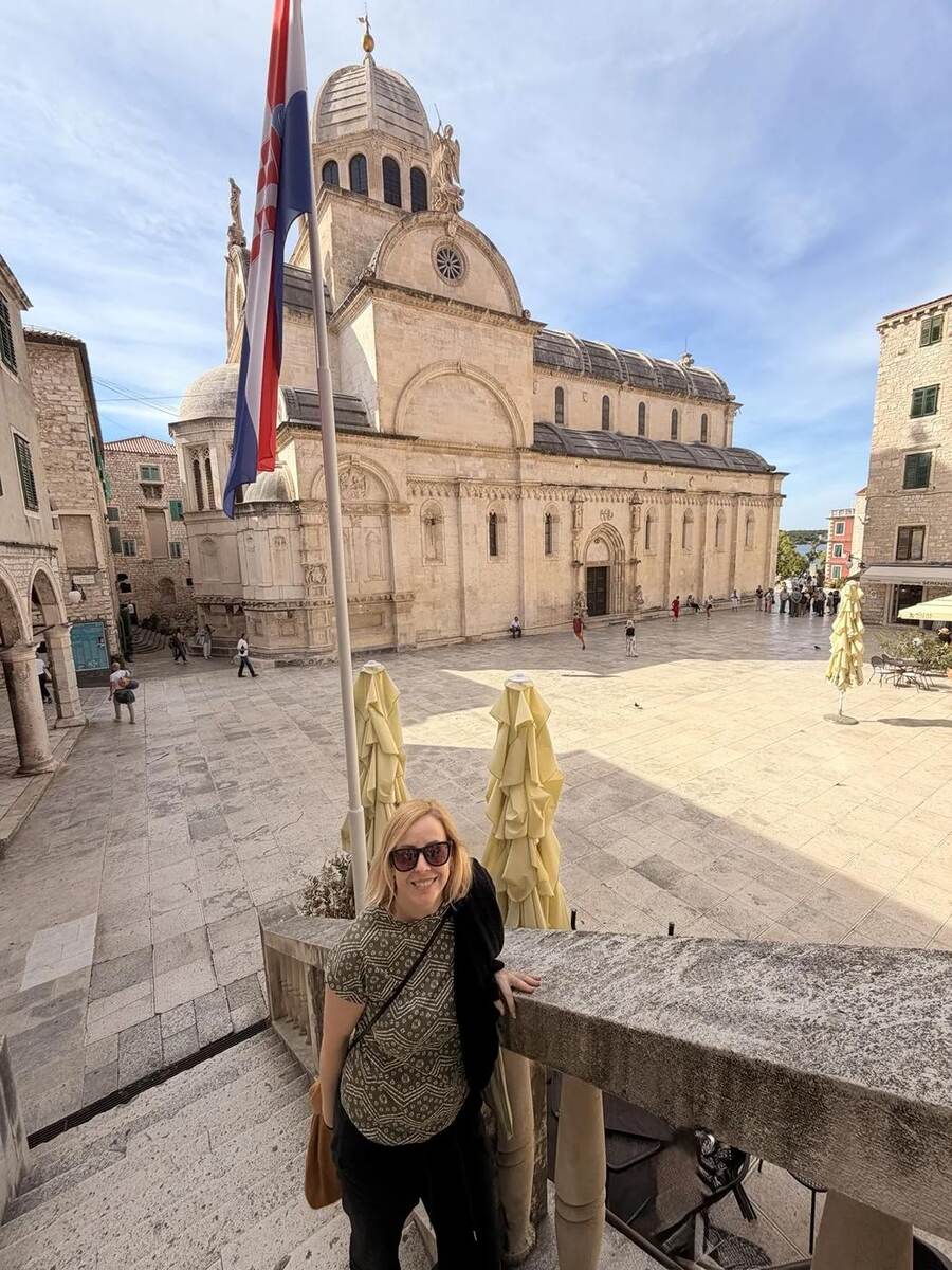 Alaitz junto a la Catedral de Santiago en el casco histórico de Šibenik
