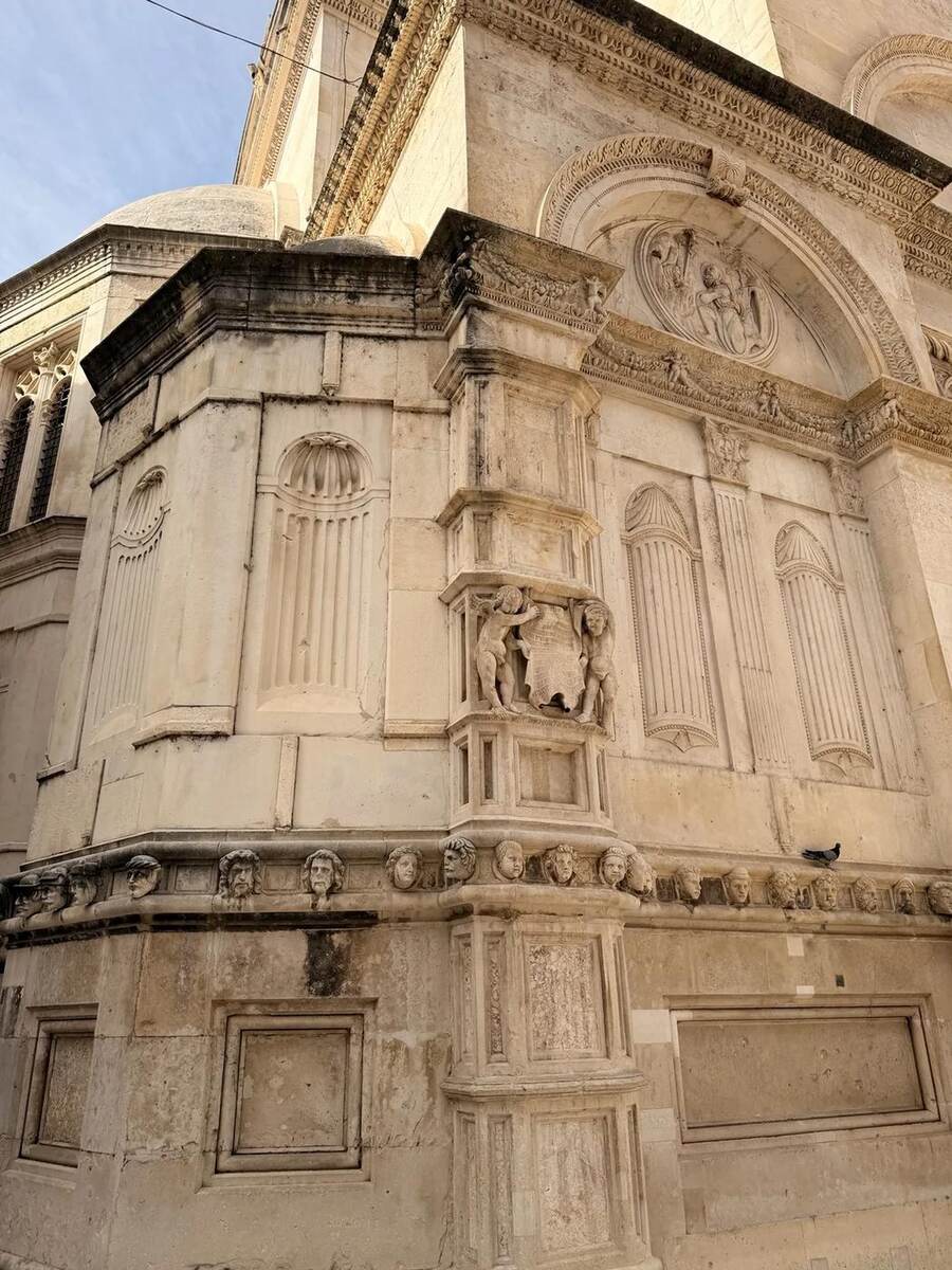 Detalle de piedra de la Catedral de Santiago de Šibenik