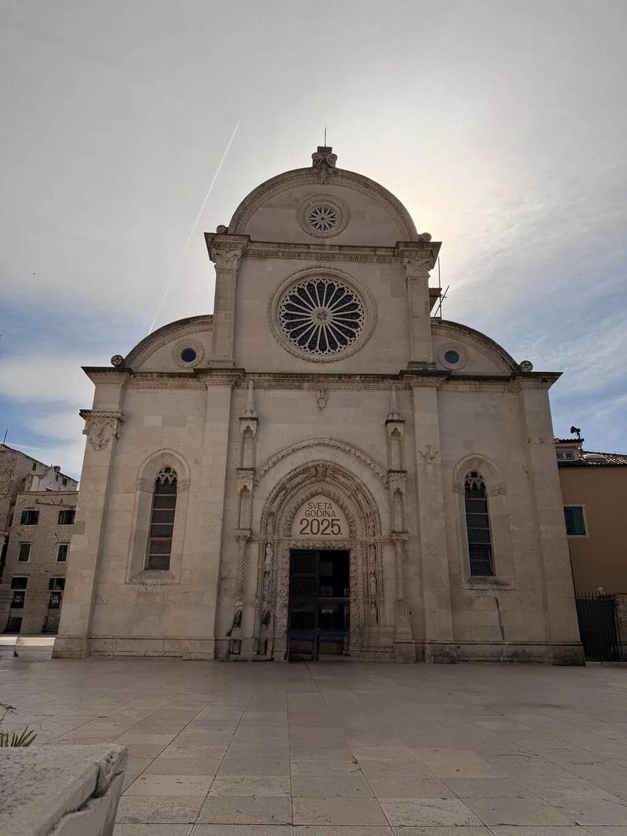 Fachada de la Catedral de Santiago de Šibenik vista desde la plaza