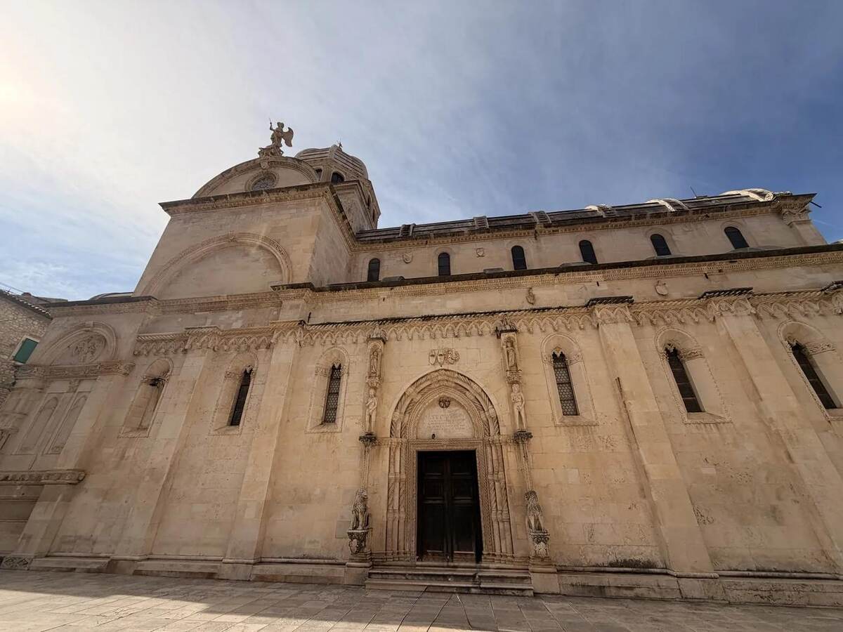 Vista lateral de la Catedral de Santiago durante nuestro paseo por Šibenik