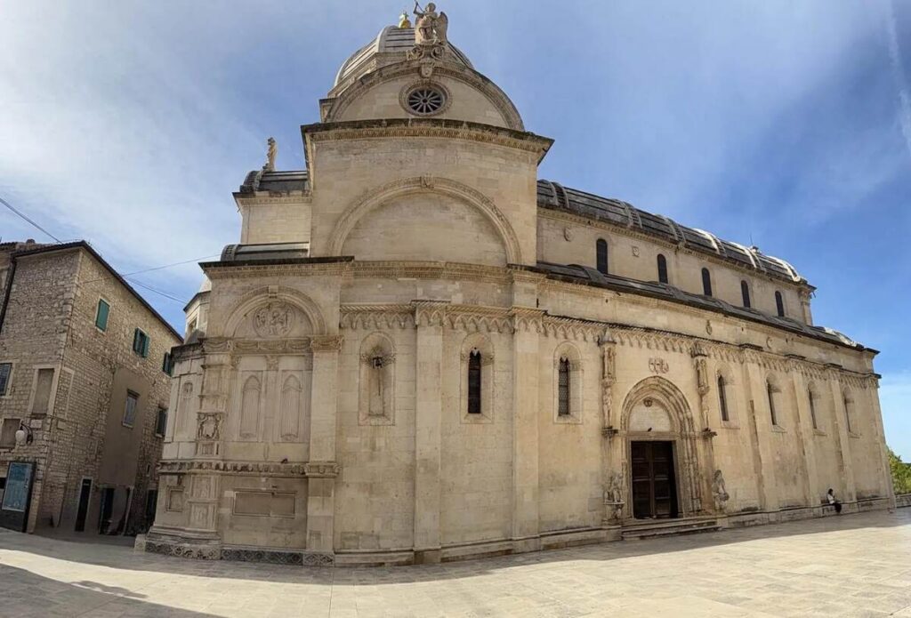 Catedral de Santiago y plaza del casco histórico de Šibenik