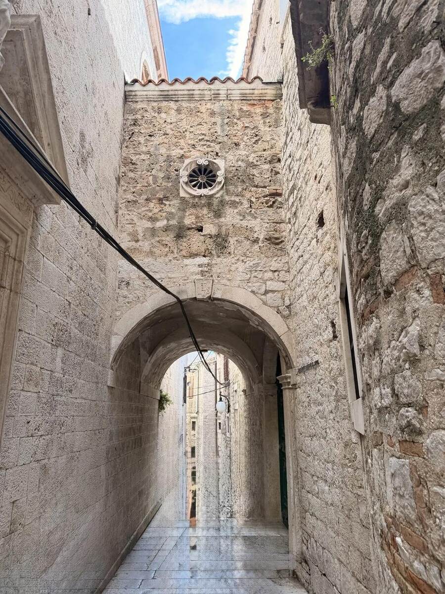 Pasadizo y escaleras de piedra en el casco antiguo de Šibenik