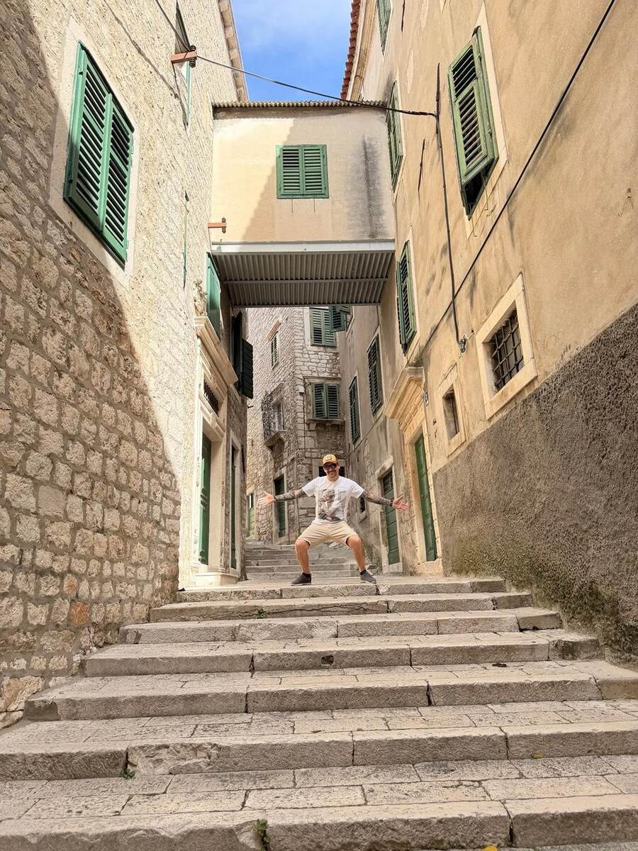 Txema en una de las calles con escaleras del casco antiguo de Šibenik