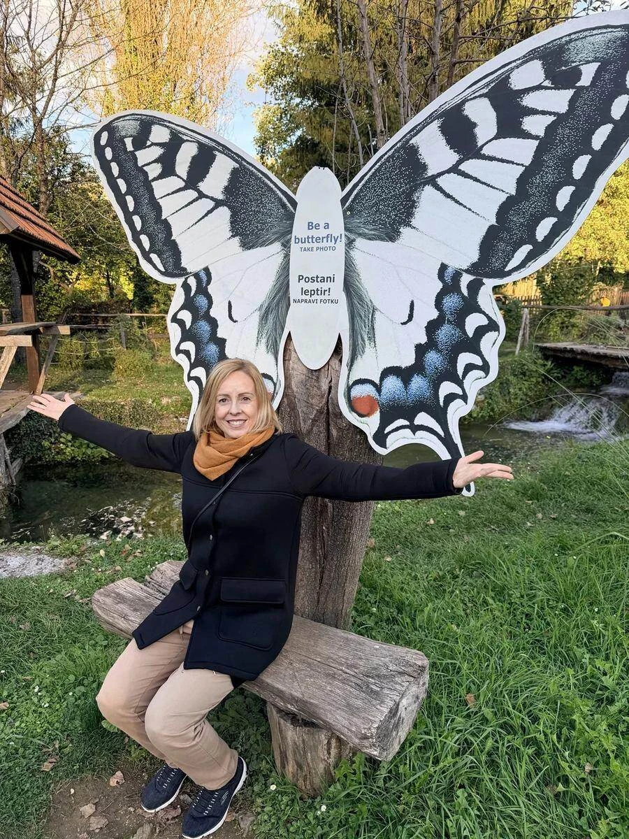 Alaitz posando junto a las alas de mariposa de Slovin Unique