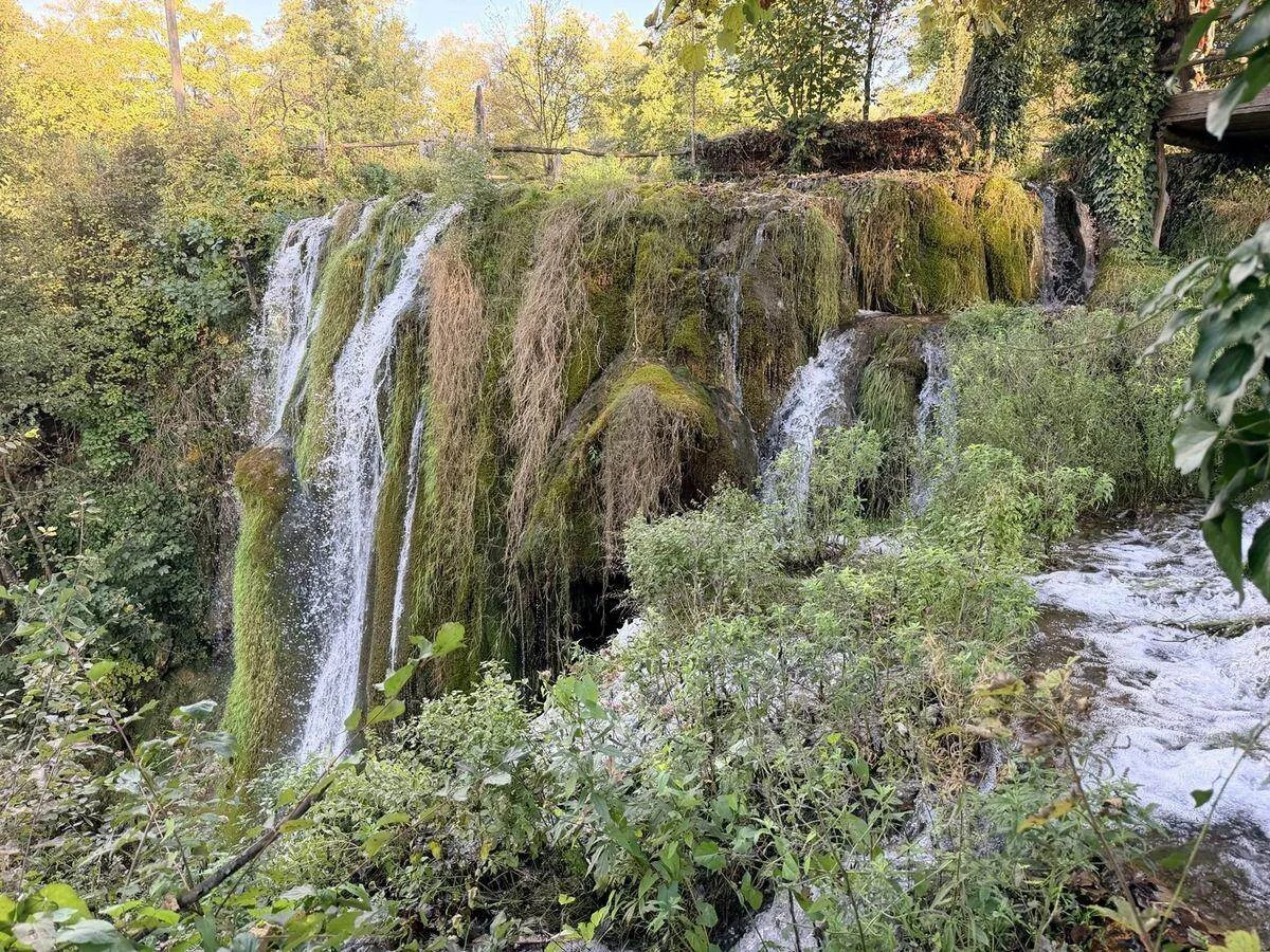 Cascada rodeada de vegetación dentro de Slovin Unique en Rastoke