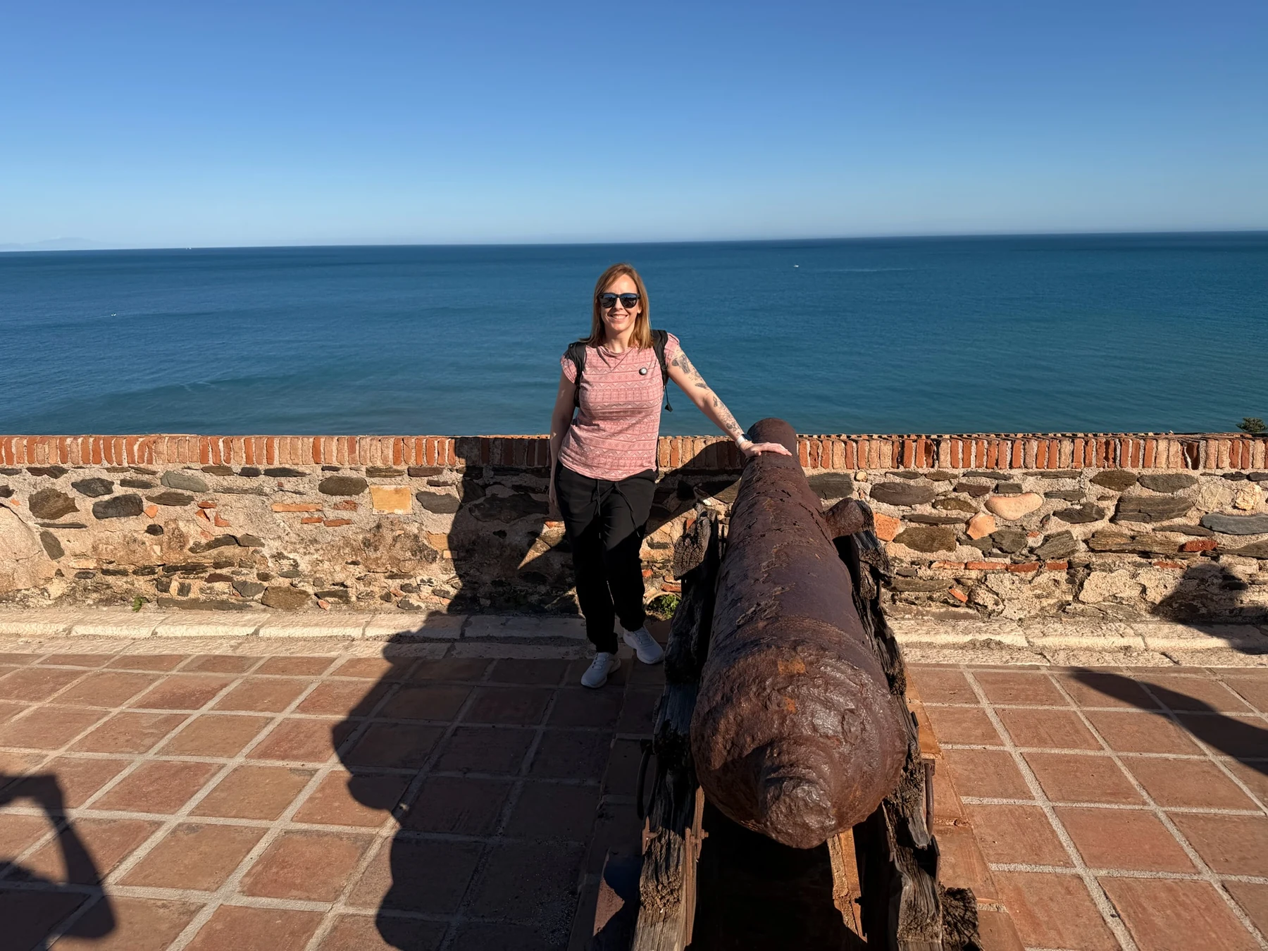 Alaitz en el Castillo Sohail con el mar al fondo
