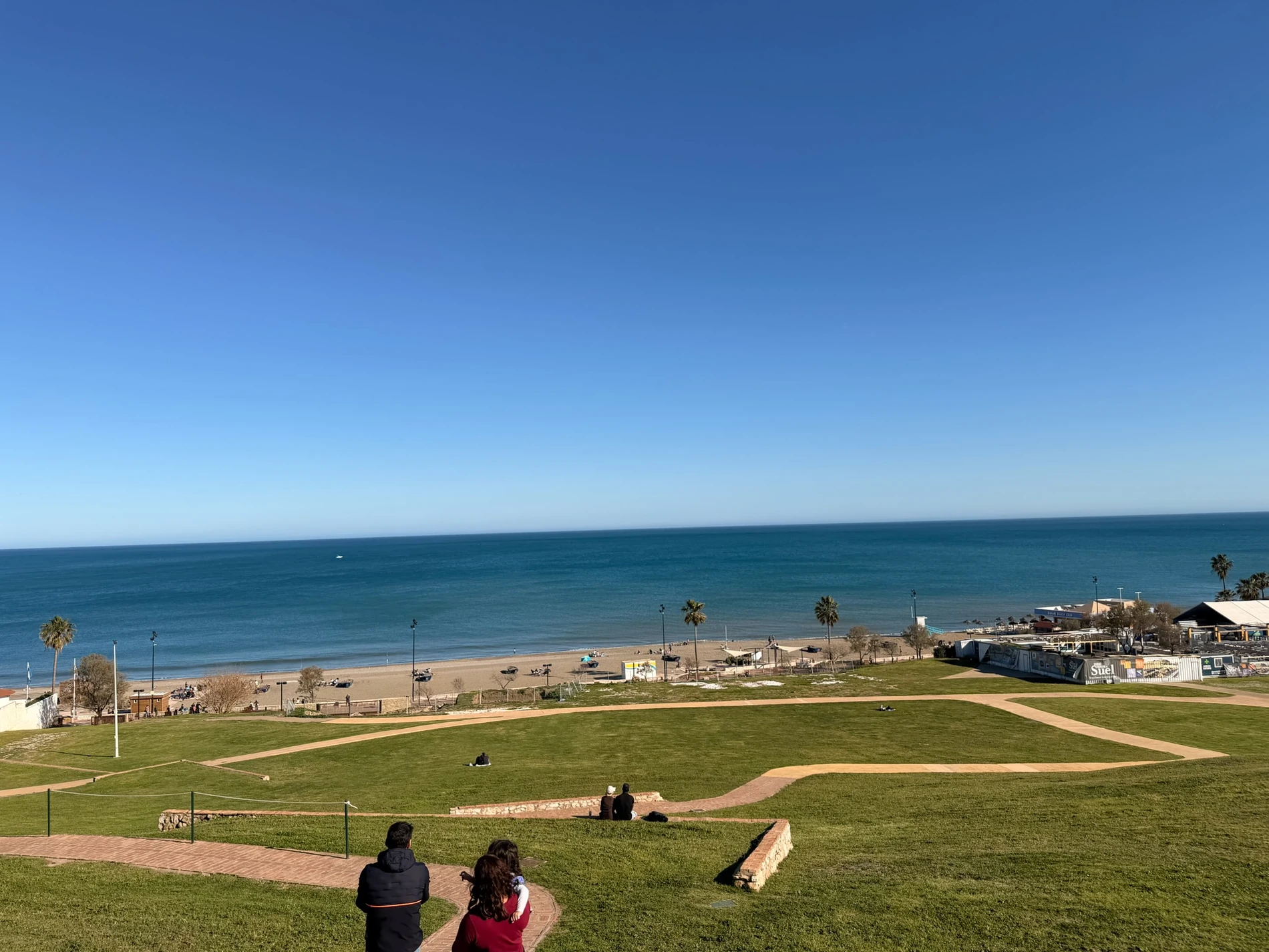Playa y entorno del Castillo Sohail en Fuengirola