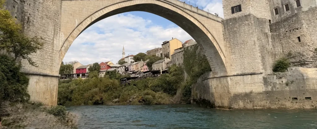 Stari Most sobre el río Neretva visto desde el casco antiguo de Mostar