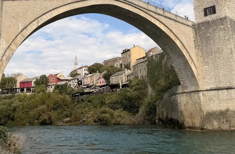 Stari Most sobre el río Neretva visto desde el casco antiguo de Mostar