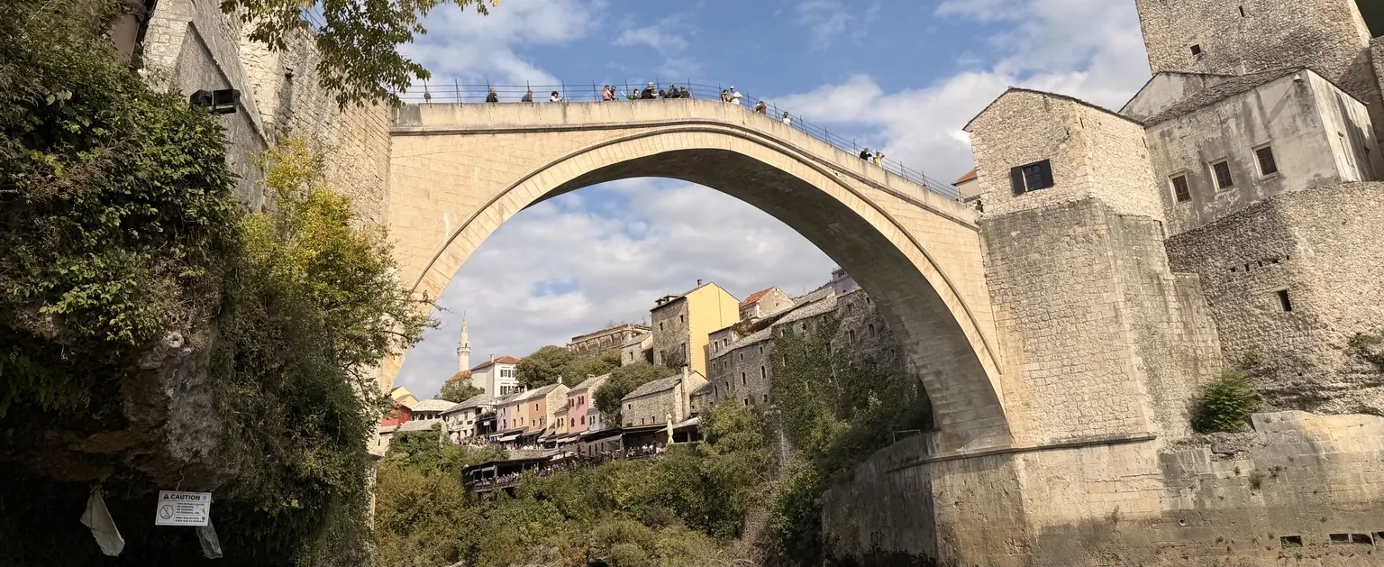 Vista lateral de Stari Most y el río Neretva en Mostar