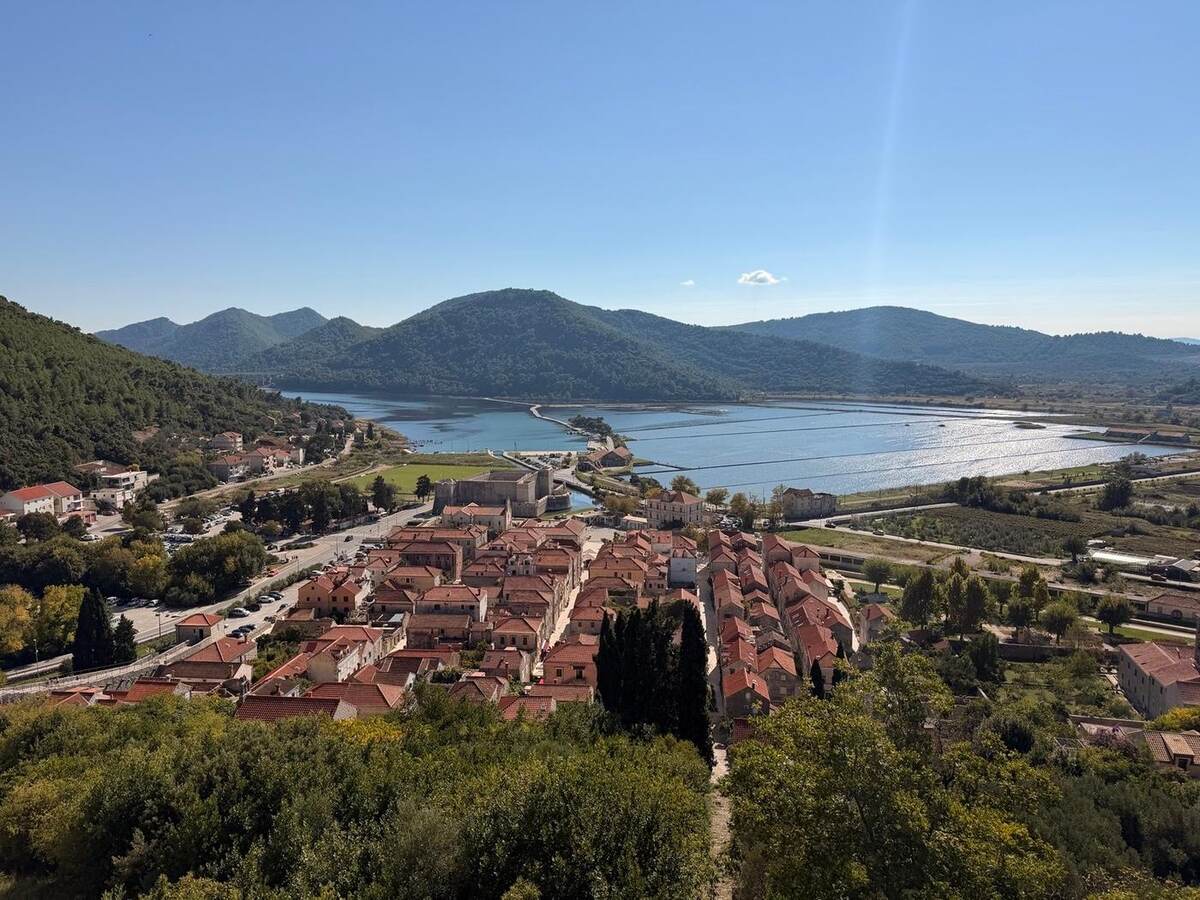 Vista de Ston y sus salinas antes de comenzar el recorrido por las murallas