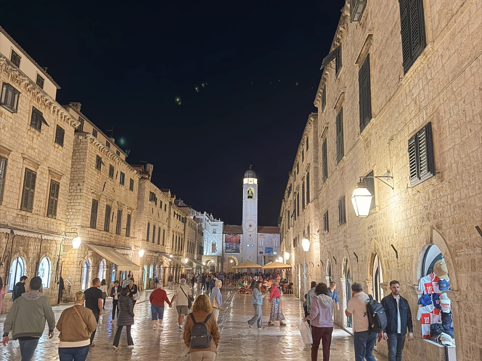 Stradun iluminado durante nuestra primera noche en Dubrovnik