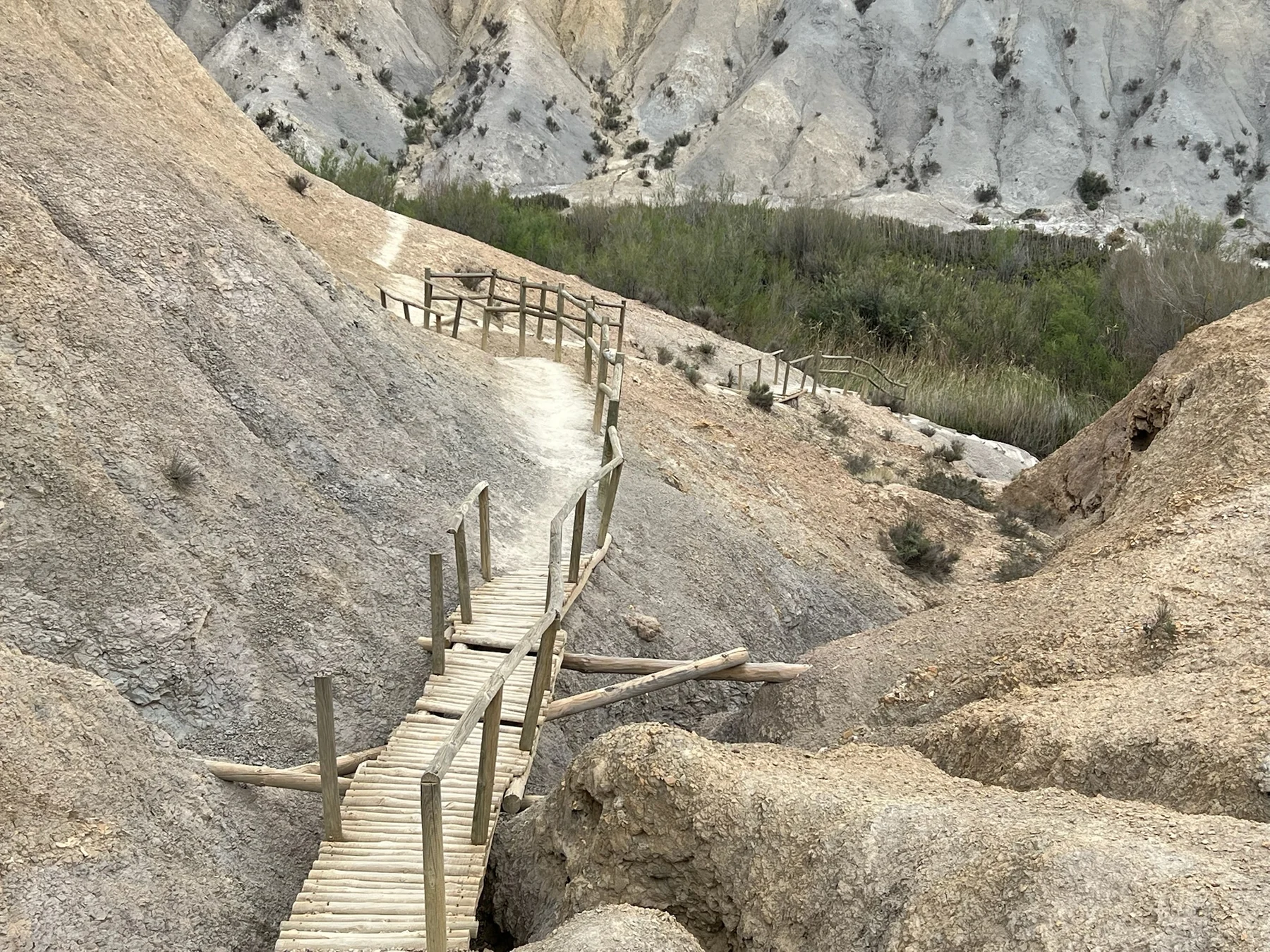 Pasarela y terreno erosionado en uno de los tramos de la ruta por Tabernas