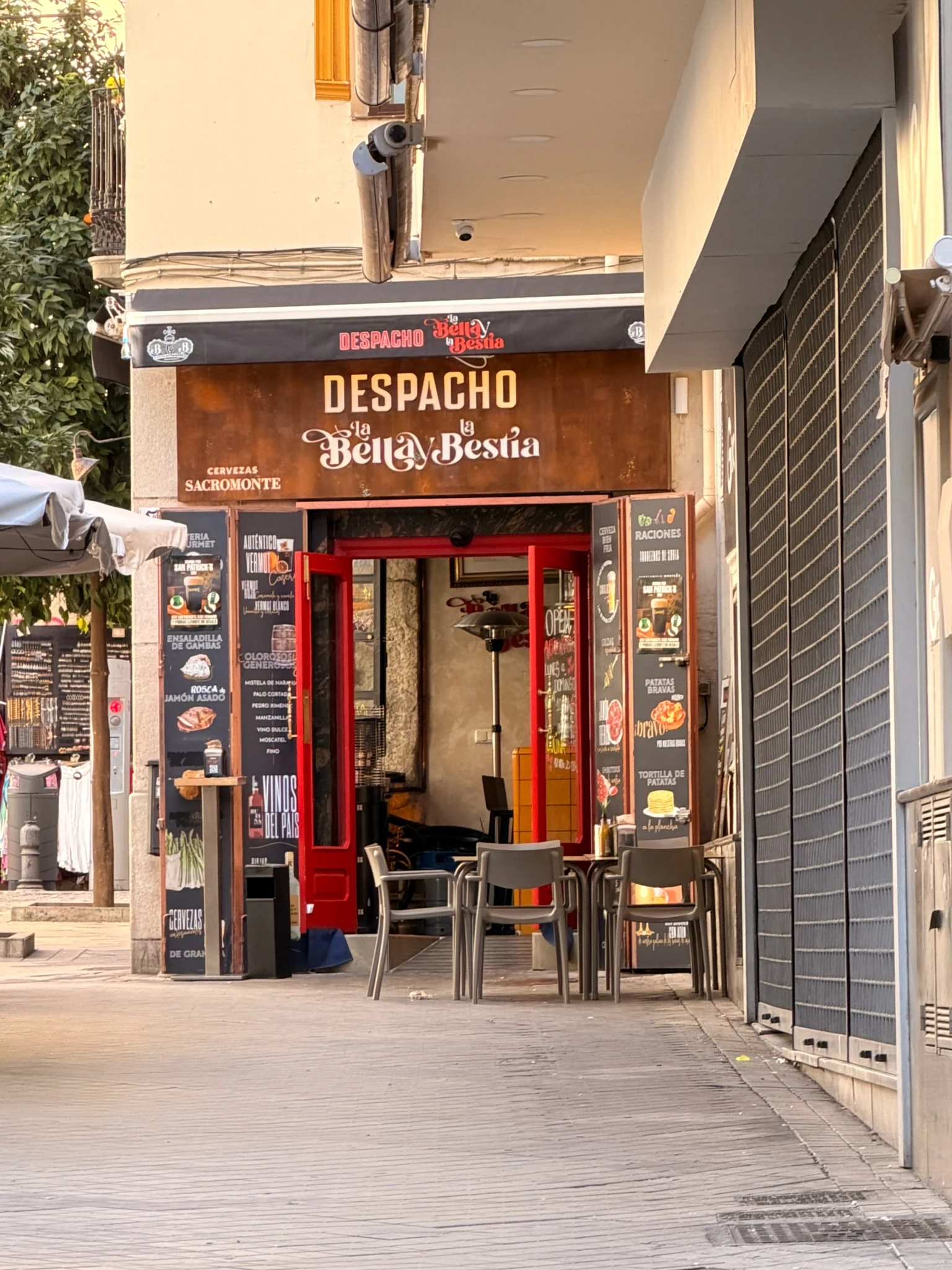 Exterior del local La Bella y la Bestia en Granada