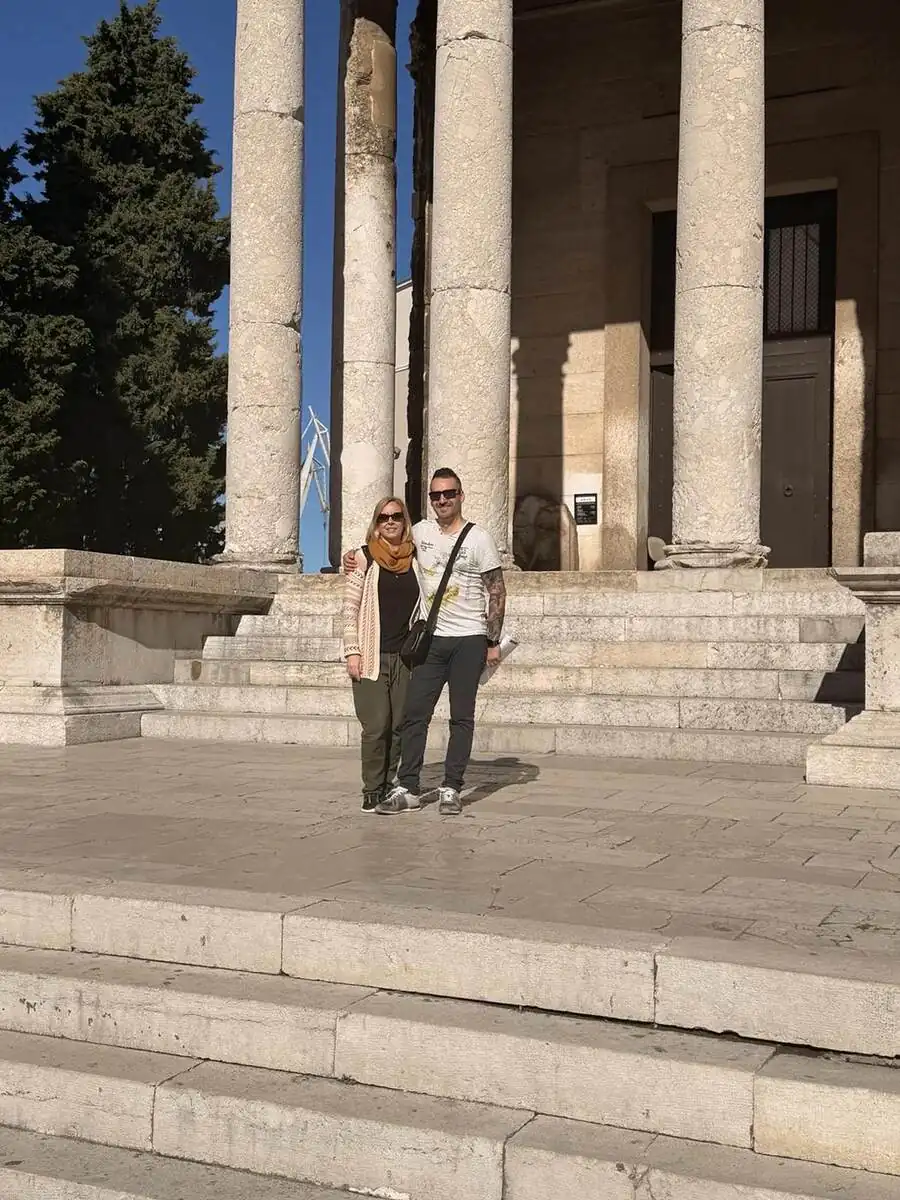 Txema y Alaitz frente al Templo de Augusto en el Foro de Pula