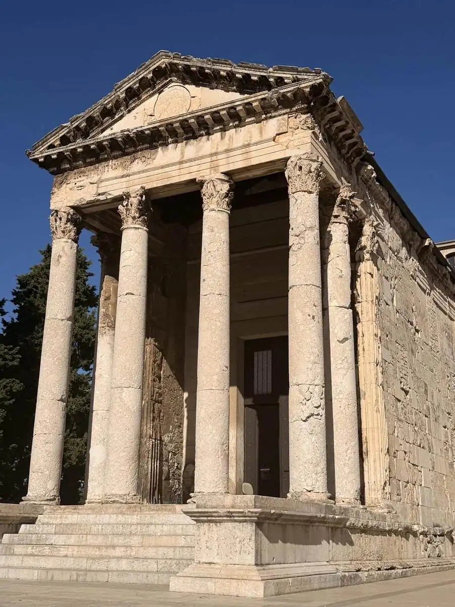 Fachada del Templo de Augusto en el Foro de Pula
