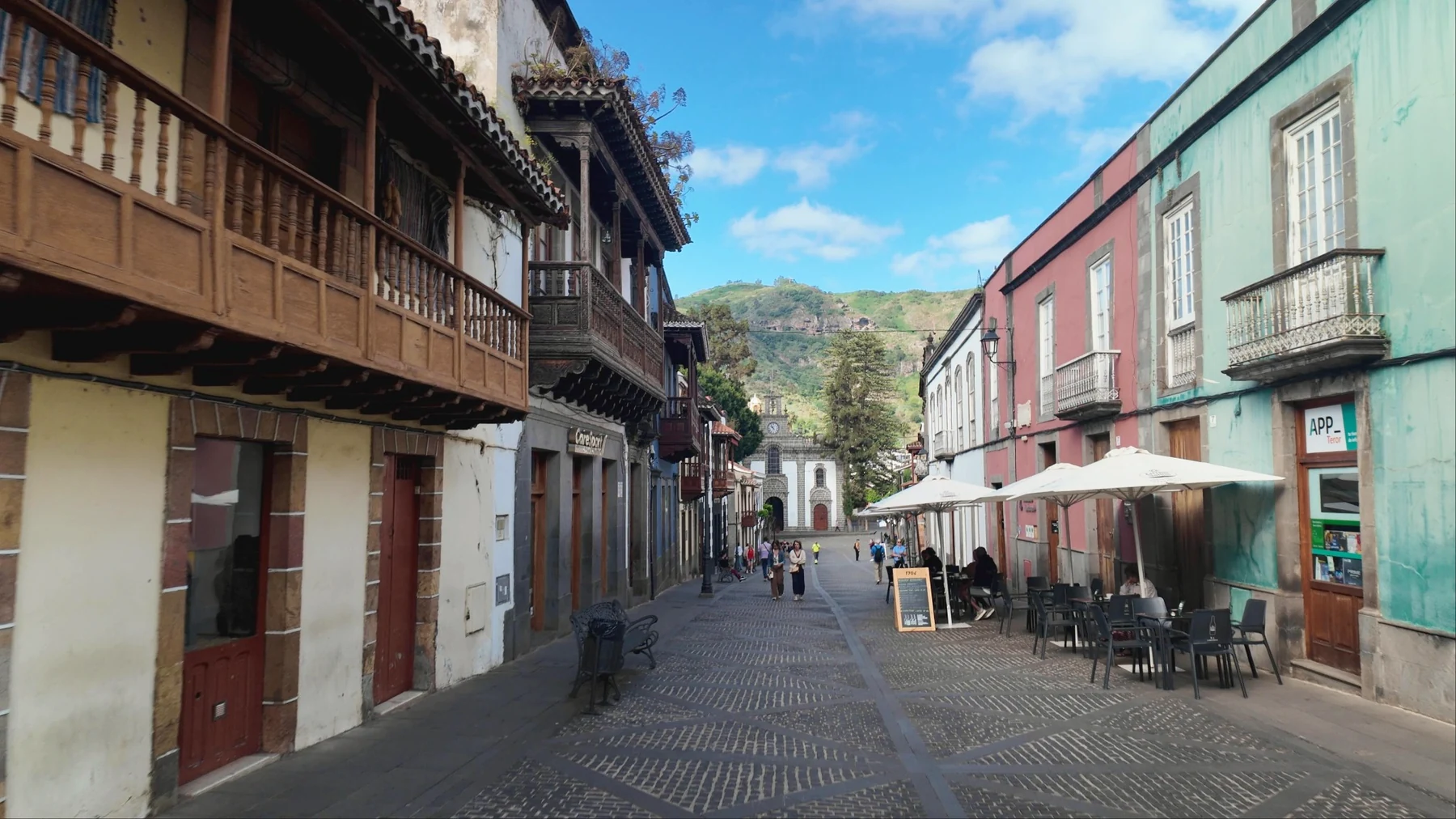 Calle tradicional junto a la Basílica del Pino en Teror