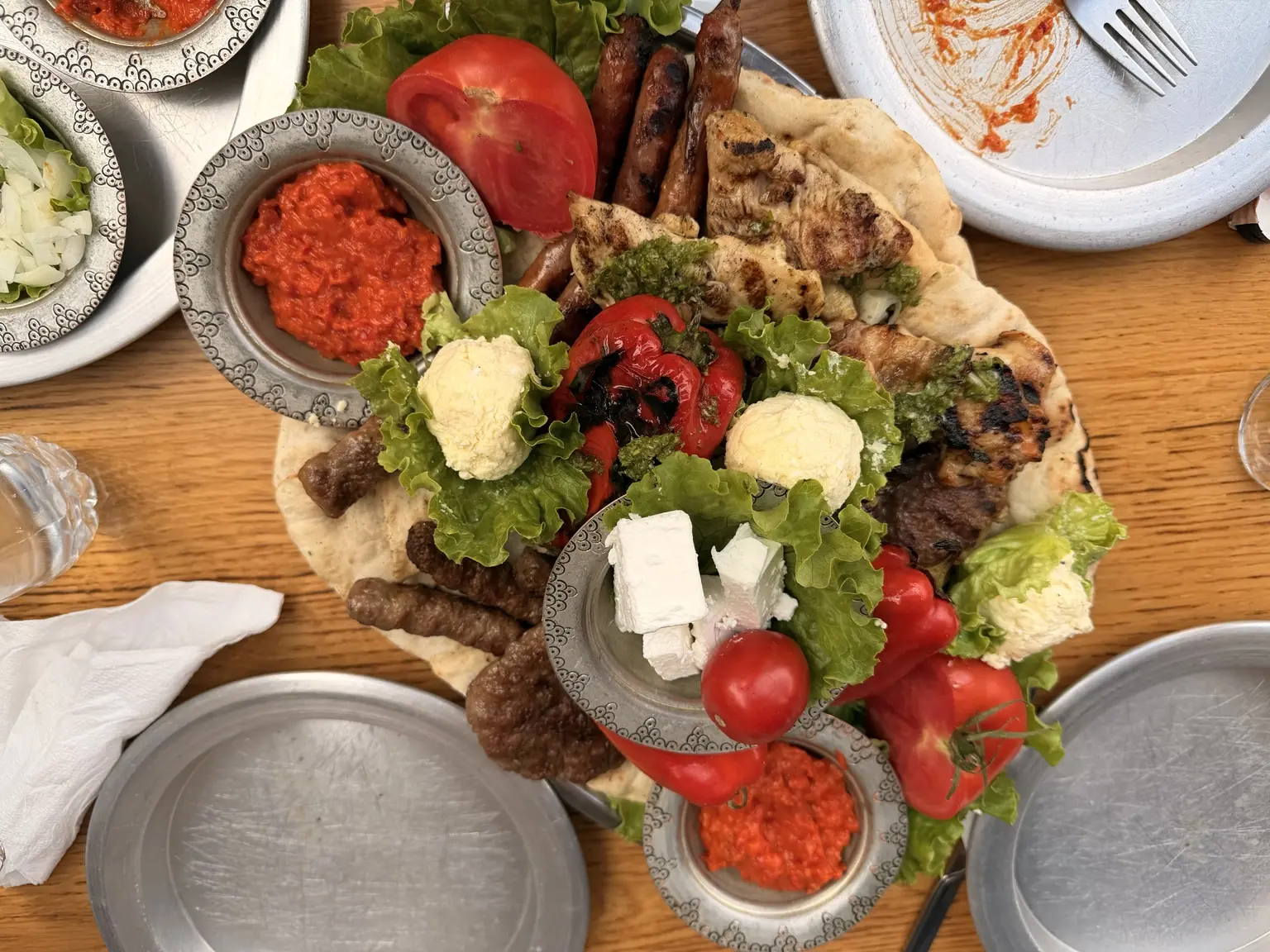 Vista cenital de la parrillada compartida en Tima‑Irma de Mostar