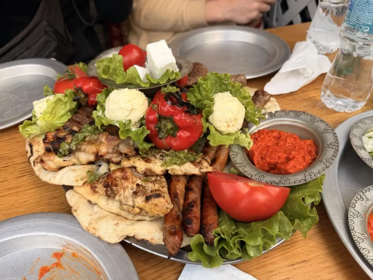 Parrillada mixta completa con carnes, pan, pimientos, ensalada, queso y ajvar en Tima‑Irma de Mostar