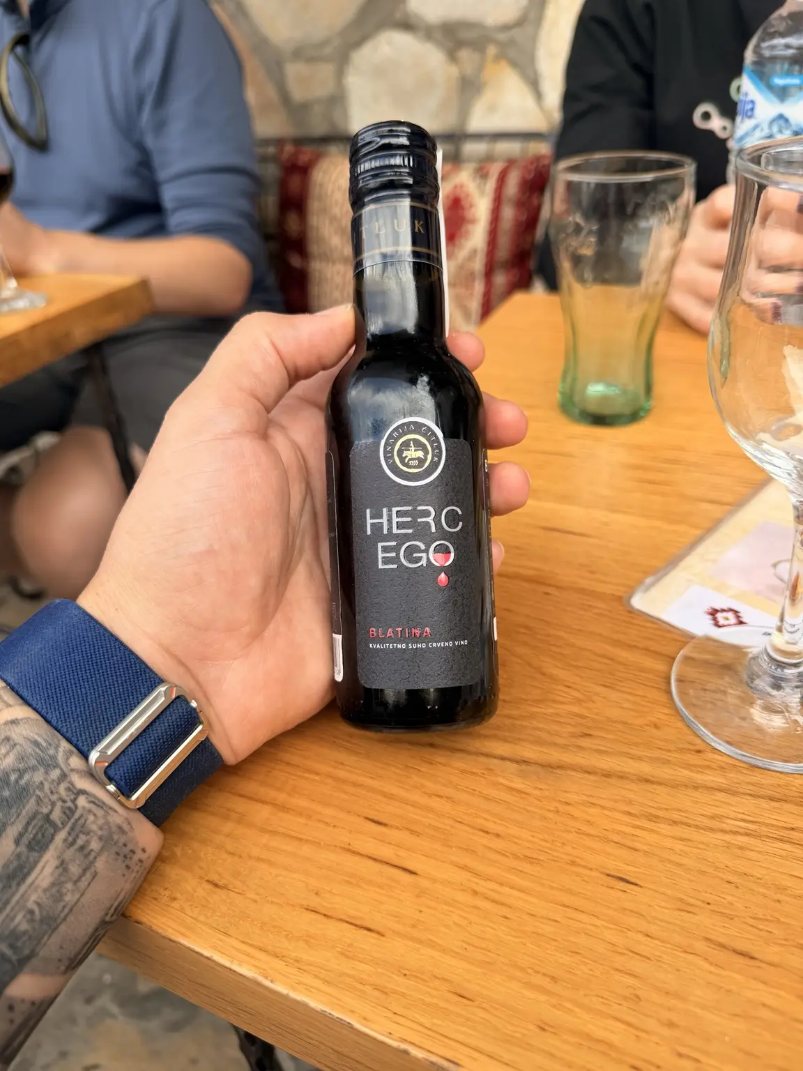 Botella pequeña de vino tinto Hercego Blatina durante la comida en Mostar