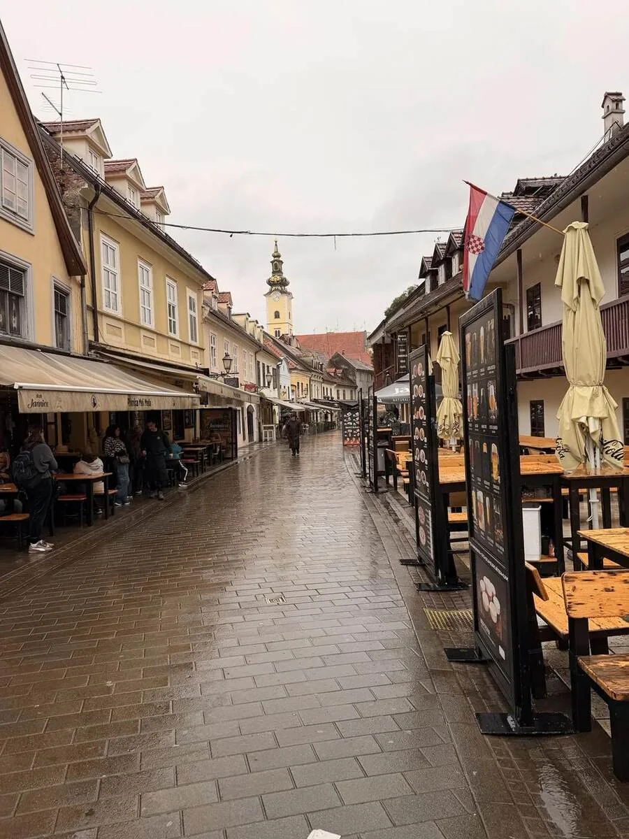 Calle Tkalčićeva de Zagreb bajo la lluvia durante nuestra visita