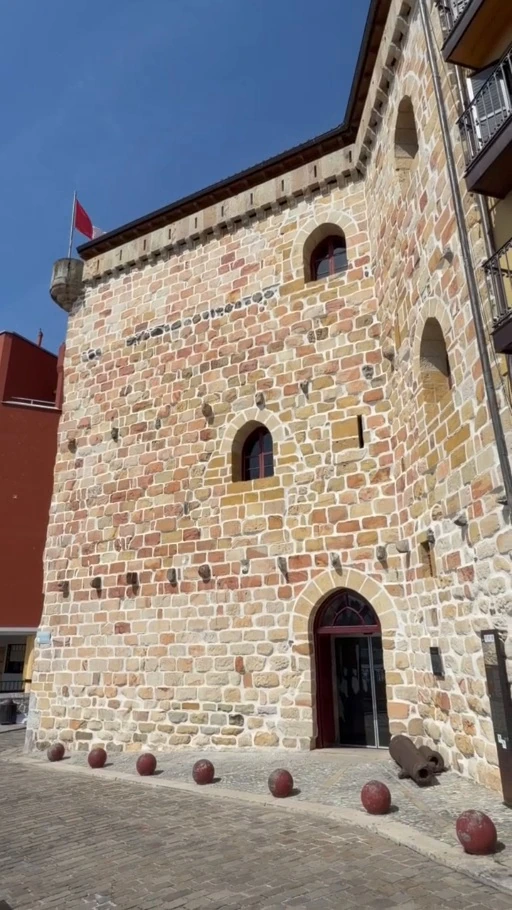 Torre Ercilla sobre el Puerto Viejo de Bermeo