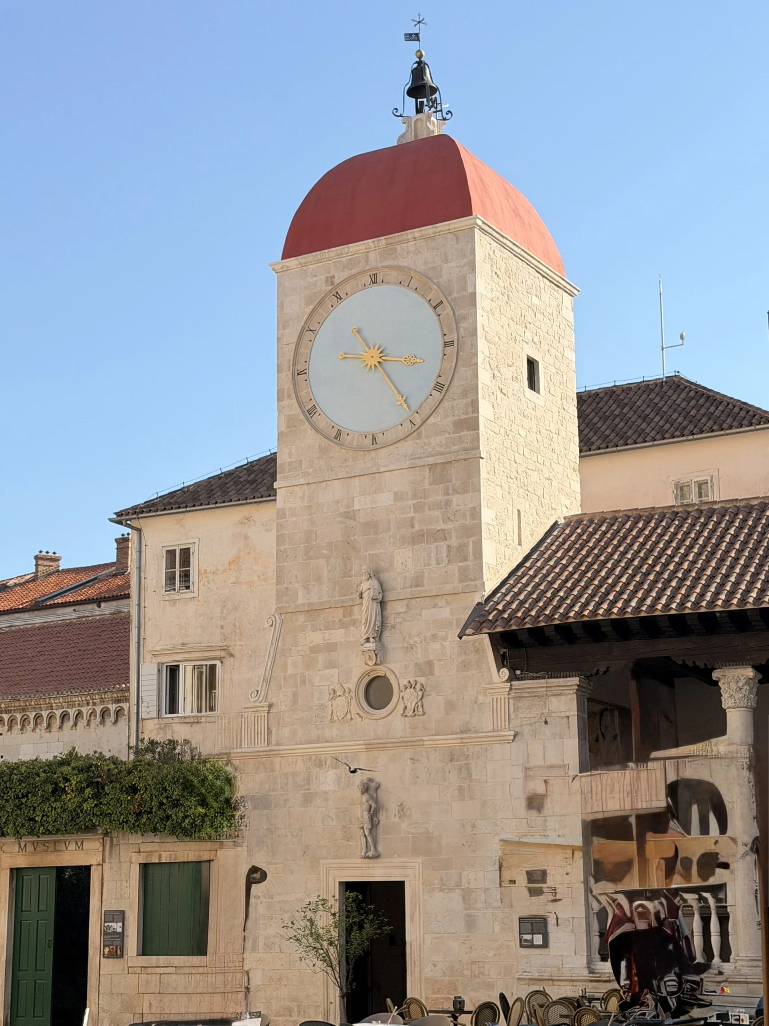 Torre del reloj en la plaza principal de Trogir