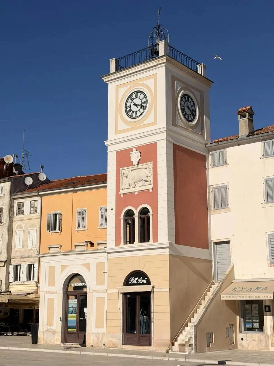 Torre del reloj en la plaza Mariscal Tito de Rovinj