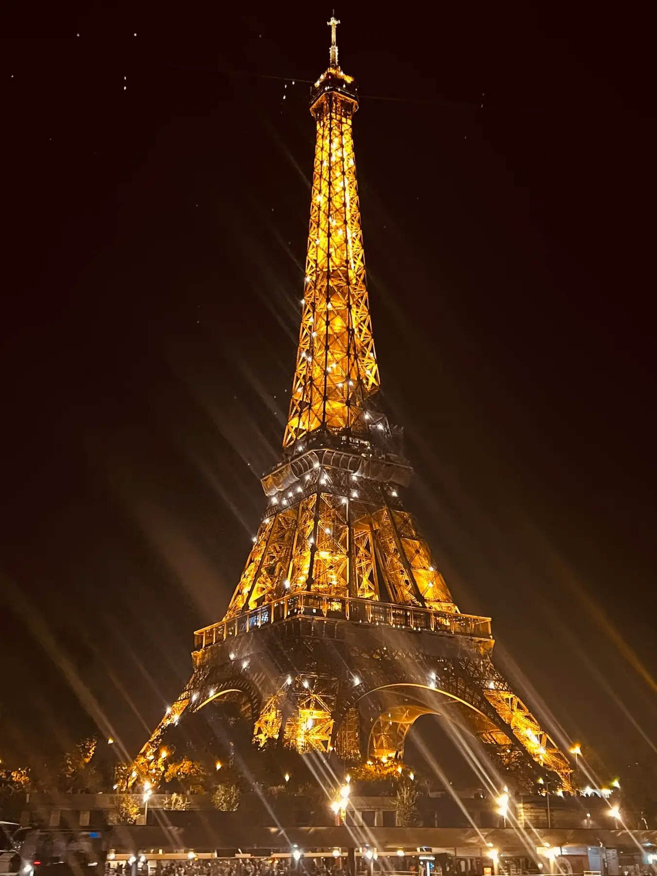 Torre Eiffel iluminada por la noche