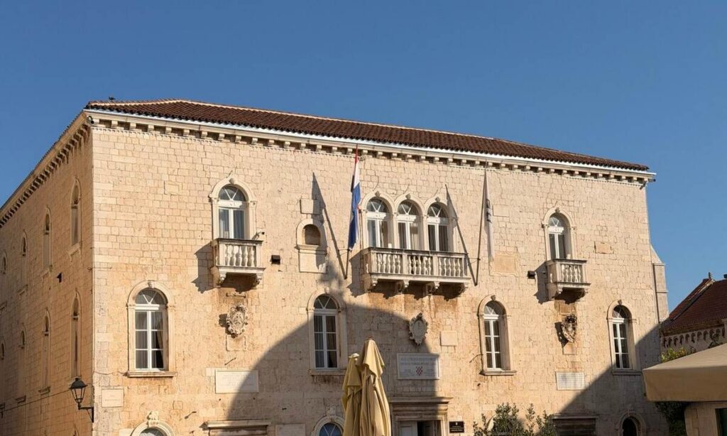 Ayuntamiento histórico de Trogir bajo el cielo azul