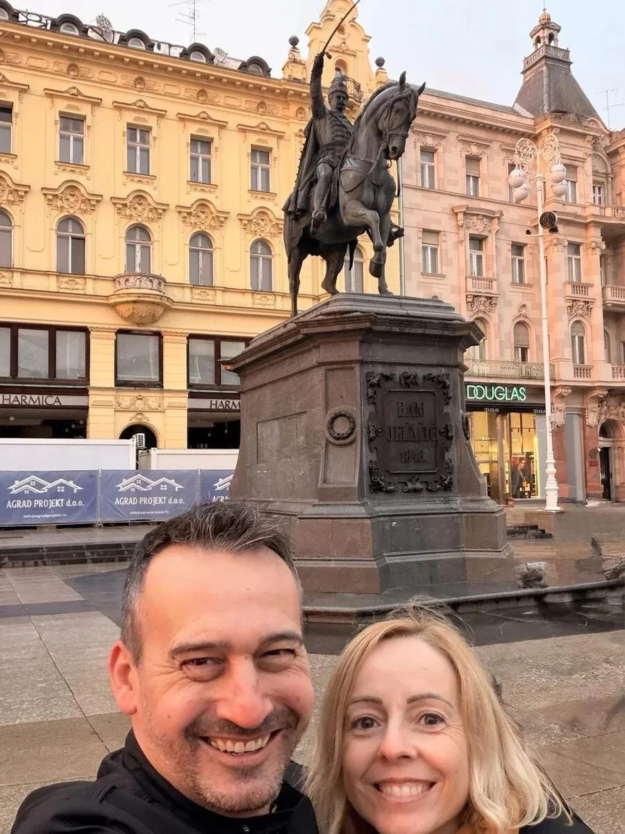 Txema y Alaitz en la plaza Ban Jelačić de Zagreb