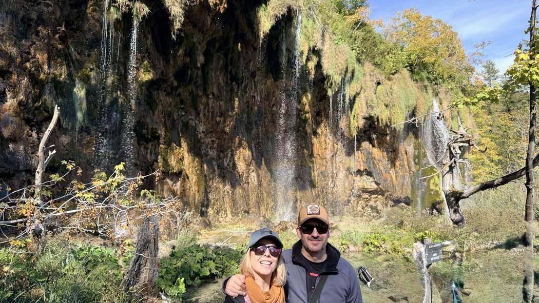 Txema y Alaitz junto a una zona de cascadas durante la Ruta C de Plitvice