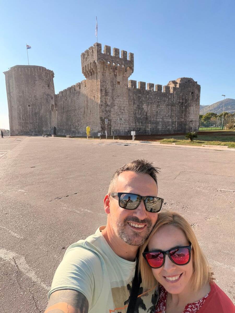 Txema y Alaitz frente a la fortaleza Kamerlengo de Trogir