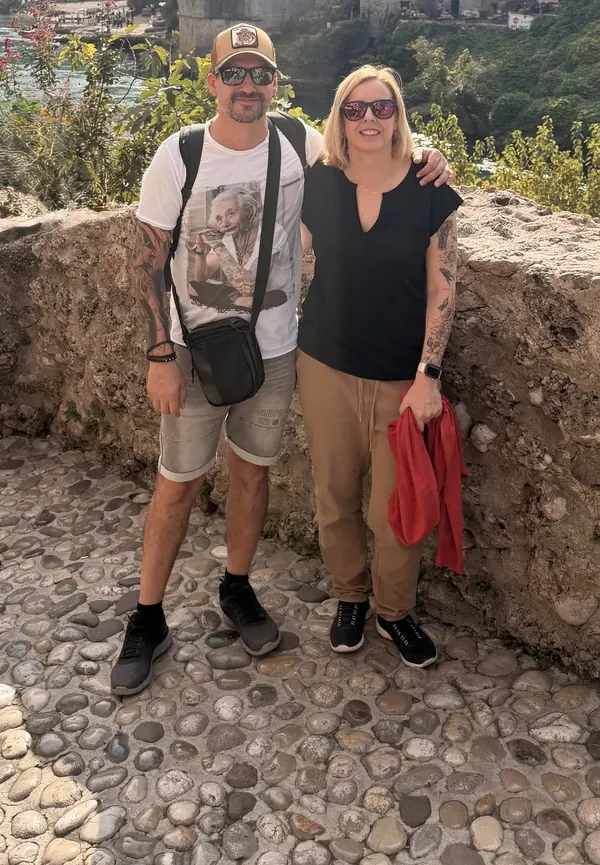 Txema y Alaitz durante su recorrido por el casco antiguo de Mostar