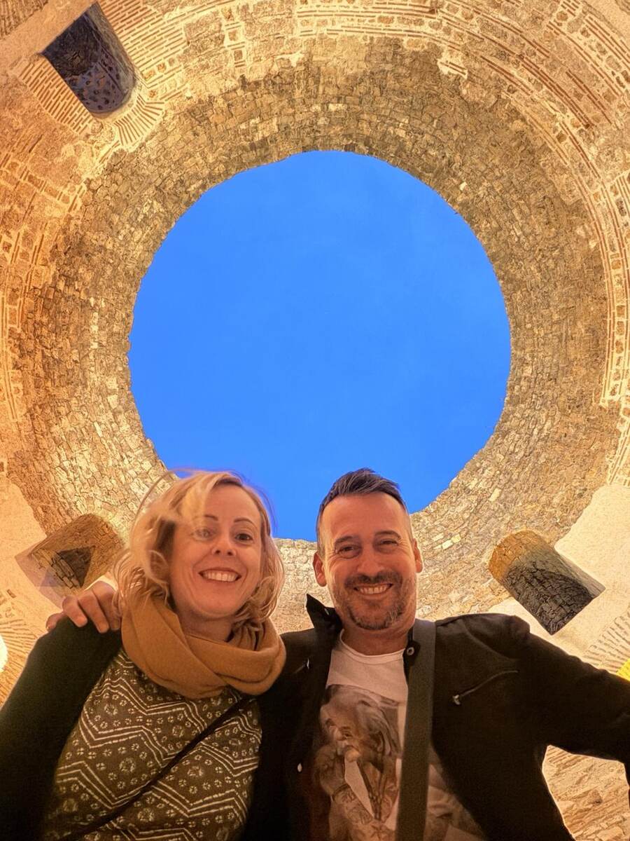 Txema y Alaitz en el vestíbulo del Palacio de Diocleciano en Split